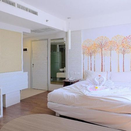 Royal Bay Hotel Makassar Exterior photo