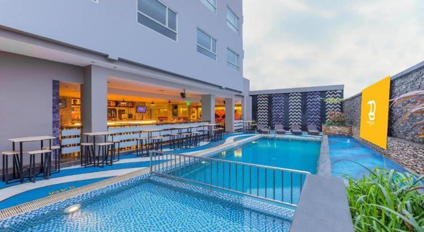 Royal Bay Hotel Makassar Exterior photo