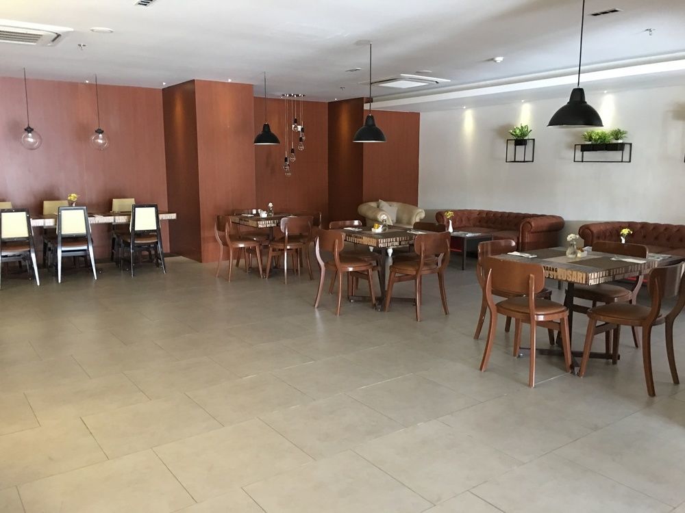 Royal Bay Hotel Makassar Exterior photo